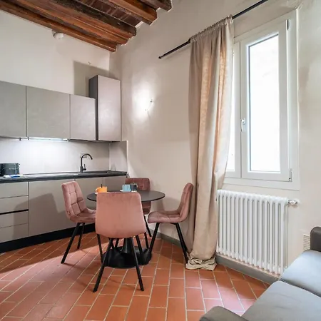 Guesthost - Ponte Vecchio Flats Florença